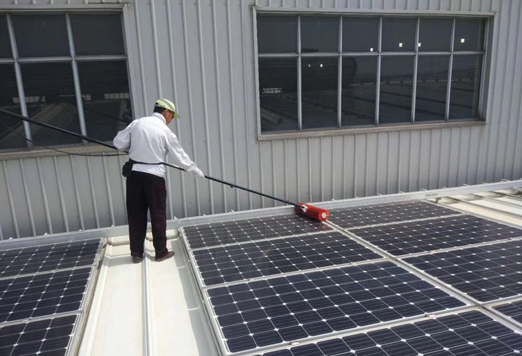 光伏發(fā)電怎么清洗,光伏板清潔要斷電嗎