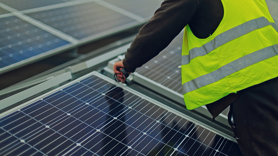 如何以光伏組件串聯(lián)電壓適配逆變器 如何以光伏組件串聯(lián)電壓適配逆變器